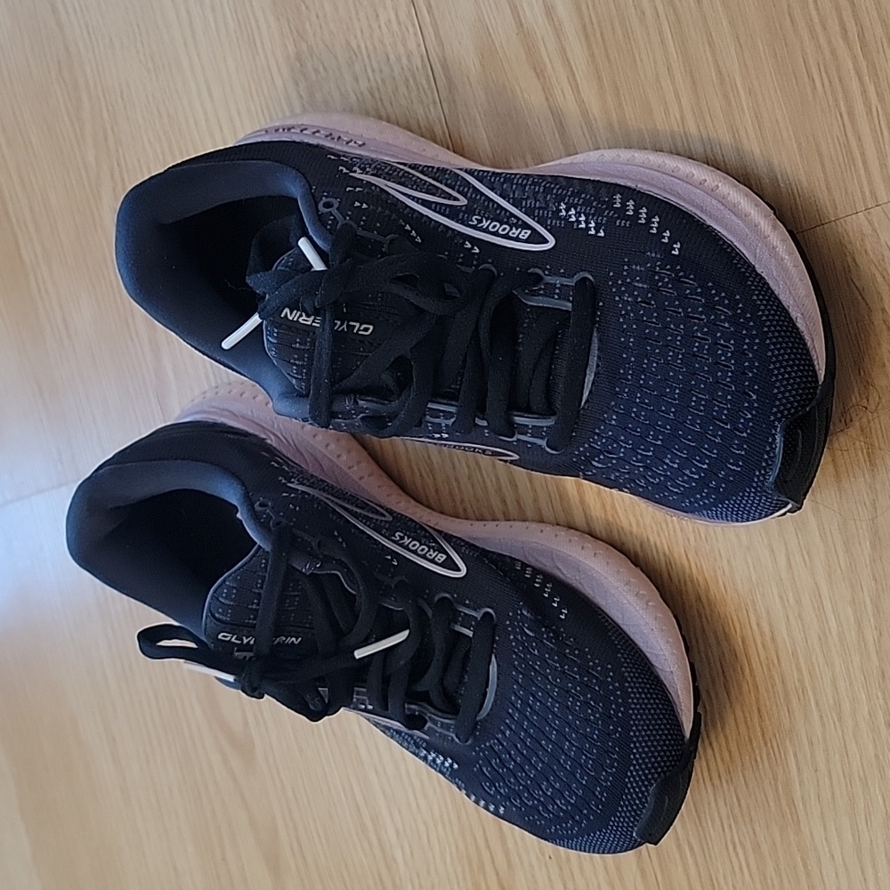 Brooks Cross Trainer cushiony sneaker EUC
